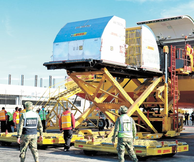 El subsecretario Hugo López-Gatell dijo que hoy llegan 219 mil 350 dosis de Pfizer, y las del 25 de enero, así como 2 y 9 de febrero no se recibirán. ARCHIVO EL UNIVERSAL