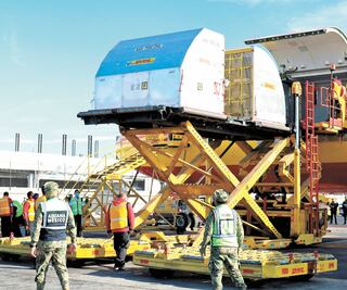 Pfizer retrasa un mes entrega de vacunas