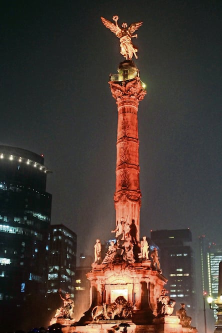 La columna se iluminó ayer de rojo, naranja, amarillo, verde, azul y violeta (GERMÁN GARCÍA. EL UNIVERSAL)