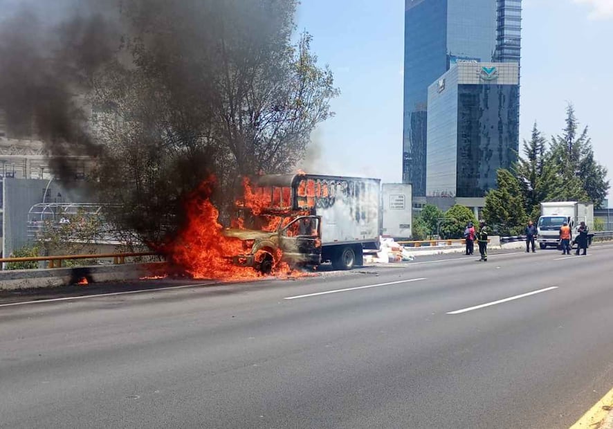 La unidad siniestrada, una camioneta tipo pickup de color blanco, transportaba semillas y chiles al momento del incidente. Foto: Especial
