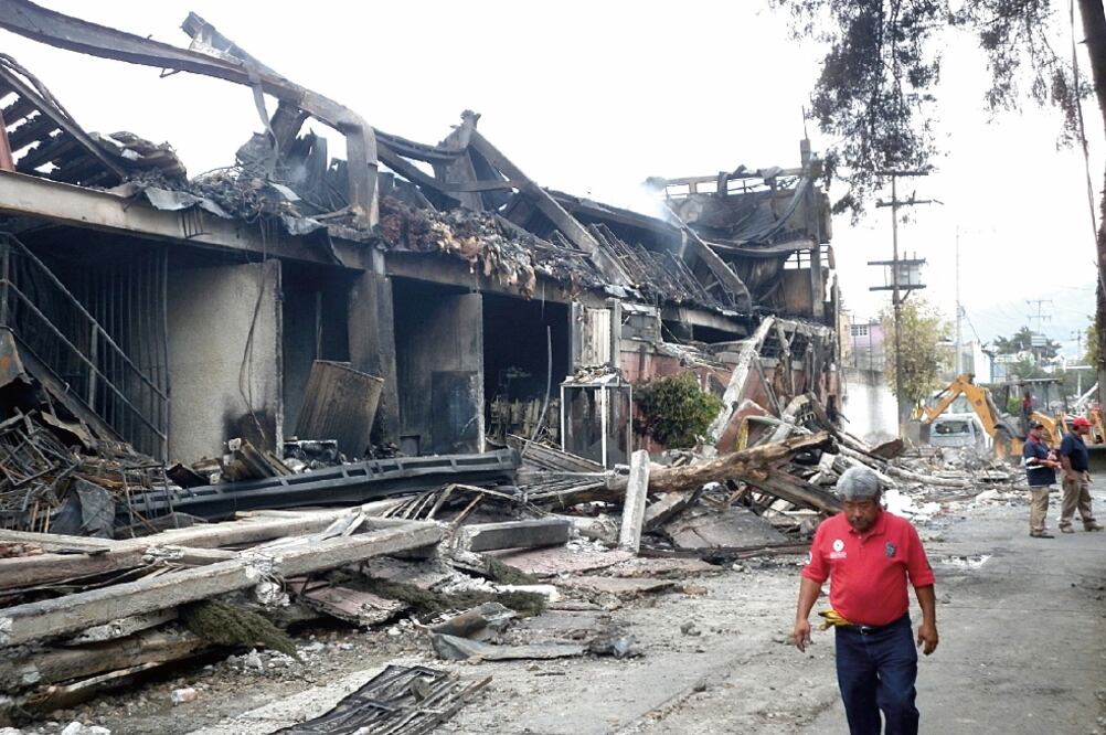 La falta de equipo dificultó que los expertos en apagar incendios ingresaran a la empresa para remover los escombros y sofocar totalmente el fuego; hasta las 14:00 horas de ayer salía humo por la combustión (JUAN MANUEL BARRERA. EL UNIVERSAL)