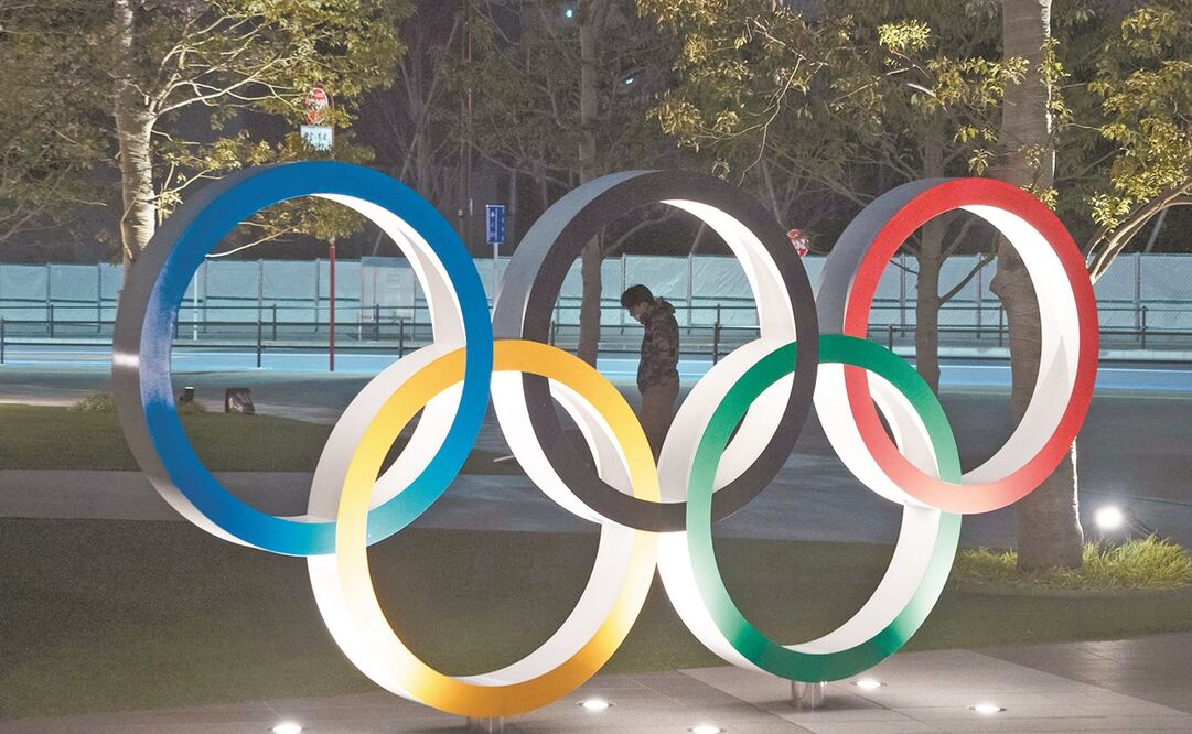 Los anillos olímpicos en Tokio / Foto: AP