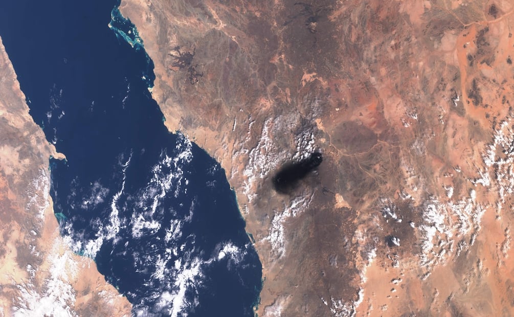 Imagen satelital del desierto al sureste de Medina, a lo largo del trazado general del oleoducto Este-Oeste (Petroline) de Arabia Saudita. Foto: AFP