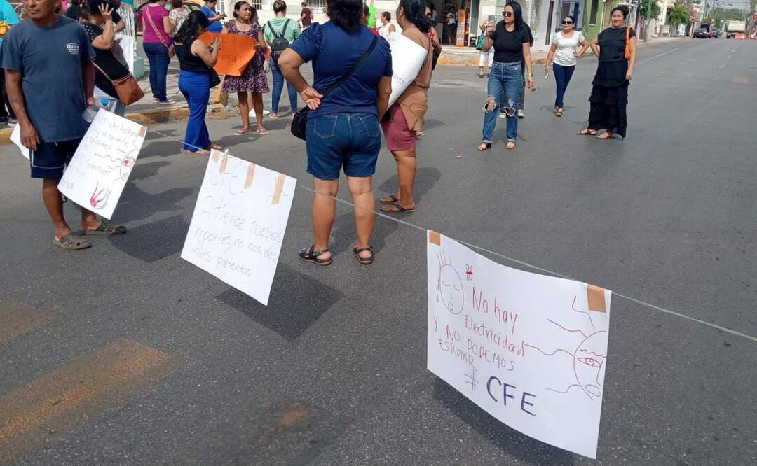 Bloqueo de maestros luego de que denunciaran que alumnos de primaria toman clases sin luz ni agua en Mérida, Yucatán (05/06/2025). Foto: Especial