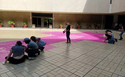 Activistas pintan enormes cruces rosas por feminicidios en Sinaloa