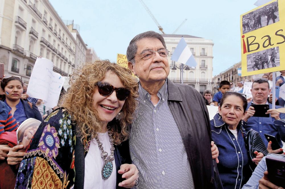 Los escritores Sergio Ramírez y Gioconda Belli, durante la concentración. ( Paolo Aguilar. efe)