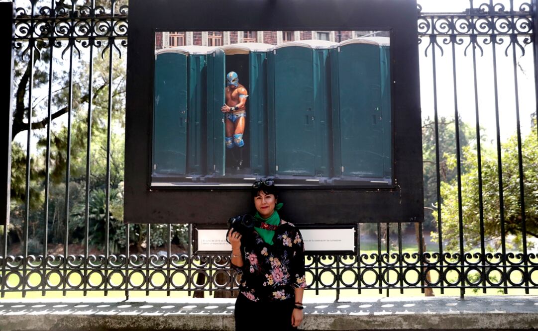 La fotógrafa Berenice Fregoso posa frente a su imagen en la Galería Abierta de las Rejas de Chapultepec. Foto: Iván Stephens / EL UNIVERSAL