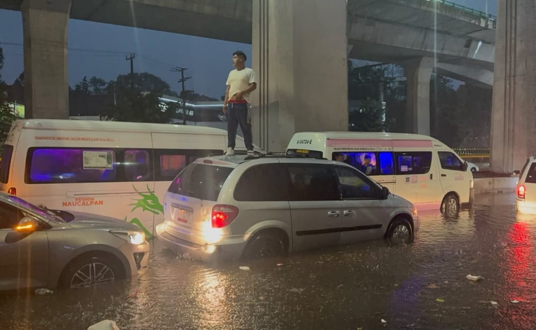 Automovilistas quedan varados en Periférico Norte; lluvias inundan Lomas Verdes y Echegaray.
Foto: Valente Rosas / EL UNIVERSAL