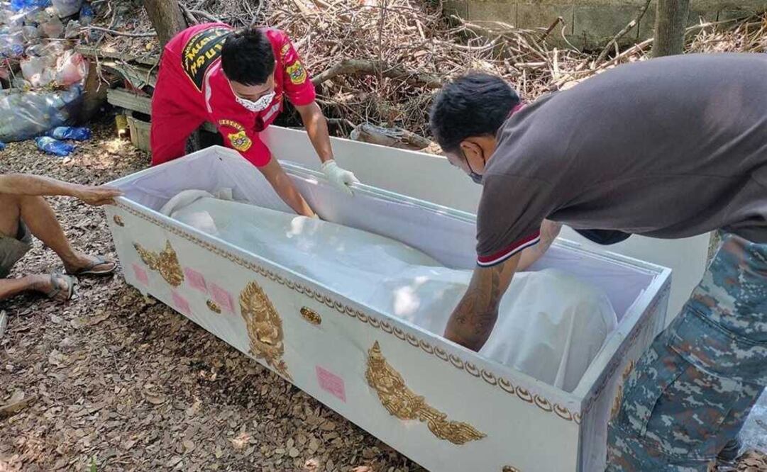 El tailandés ha dormido durante 21 años con el cadáver embalsamado de su esposa en su habitación en Bangkok. Foto: EFE 