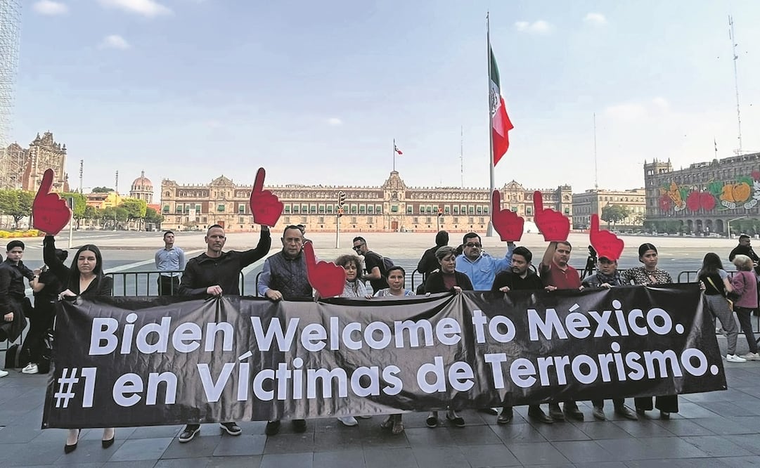 Integrantes de la familia LeBarón y colectivos realizaron una protesta en la plancha del Zócalo frente a Palacio Nacional. Foto: Daniela Wachauf