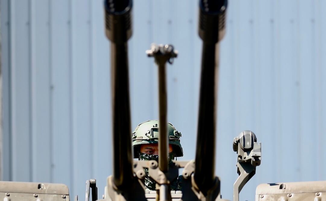 Un soldado a los mandos de un cañón antiaéreo Oerlikon GDF-006 durante un ejercicio militar. Foto: EFE
