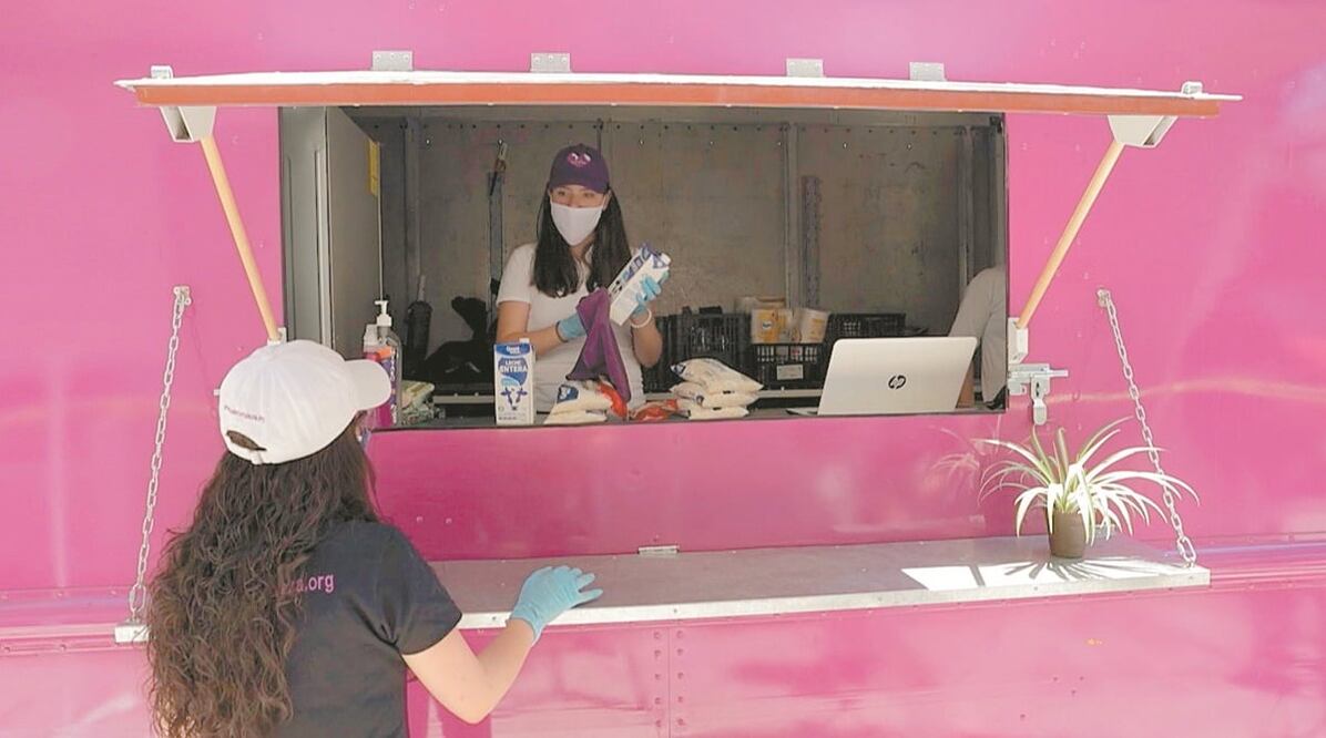 Desde un llamativo food truck morado, la familia Moreno y 15 voluntarios le entregan una despensa de 20 artículos esenciales a adultos mayores y personas con discapacidad. Foto: IVÁN CAMPOS. EL UNIVERSAL