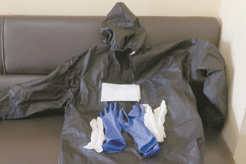 El equipo de trabajo de empleados de funerarias, como cubrebocas, overoles de plástico, goggles, guantes y caretas, se ha encarcecido de manera bastante significativa, afirman personas que laboran en ese giro. Foto: CARLOS MEJÍA. EL UNIVERSAL