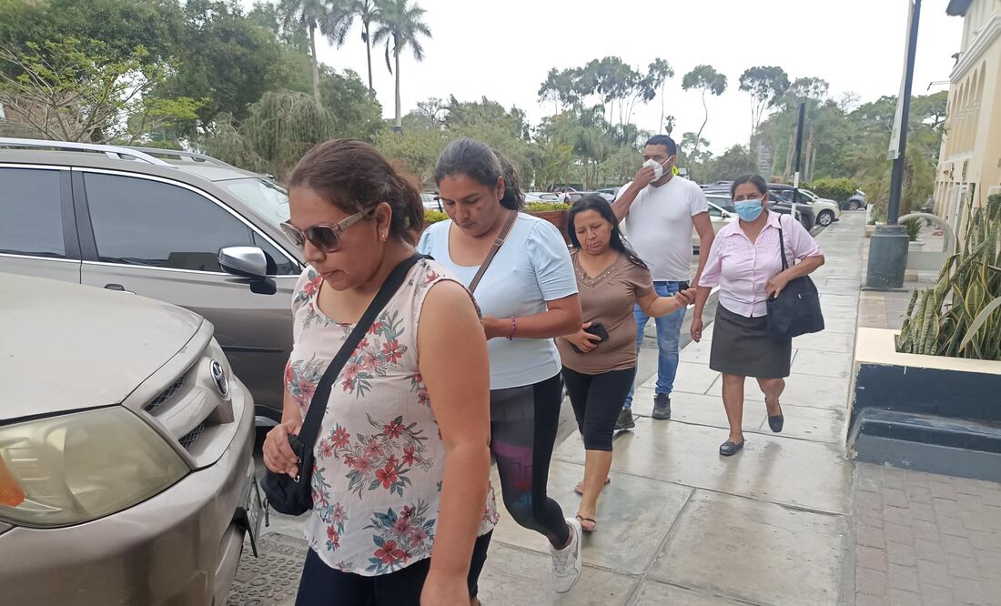 Gloria Castillo (i), hermana del expresidente peruano Pedro Castillo, y Vilma Vásquez (2-i), sobrina del exmandatario, acuden a una reunión con miembros de la CIDH en un hotel de Lima / FOTO: EFE