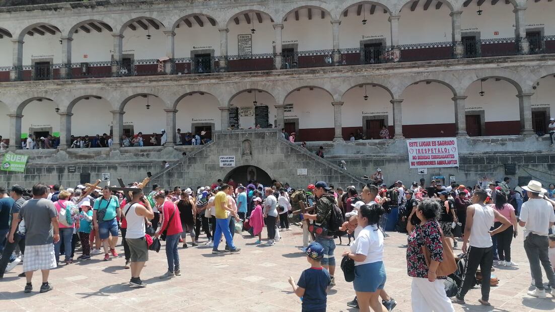 En el lugar las expresiones de fe se ven en niños muy pequeños y adultos de la tercera edad. Foto Claudia González