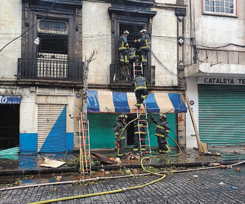 Recorrido. Tras 28 horas, el fuego fue controlado; el cuerpo de Bomberos tuvo que relevar en cuatro ocasiones a su personal. Foto/ESPECIAL