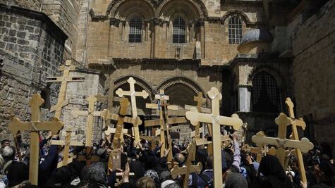 Cómo la Basílica del Santo Sepulcro de Jerusalén terminó en manos de 3 confesiones cristianas