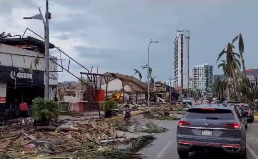 En el video de recorrido se puede observar como el huracán derribó palmeras y voló algunas de las fachadas de los negocios que rodean la zona hotelera Foto: Captura de pantalla