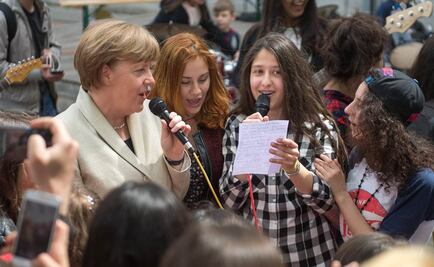  Sorprende Merkel cantando en un instituto de Berlín
