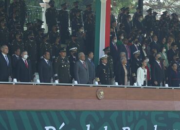 "La unidad del país se construye con justicia honesta", dice Zaldívar en ceremonia del Día de la Bandera