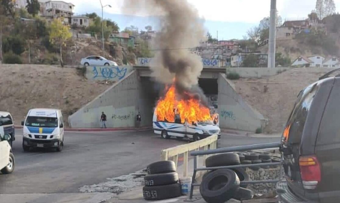Bloqueos y vehículos incenciados este viernes en Baja California. FOTO: Especial