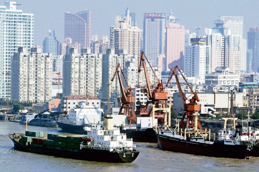 Un barco de contenedores cruza por el río Huangpu en Shanghai, la capital comercial de China. El gigante asiático es el principal exportador de bienes (ARCHIVO EL UNIVERSAL)