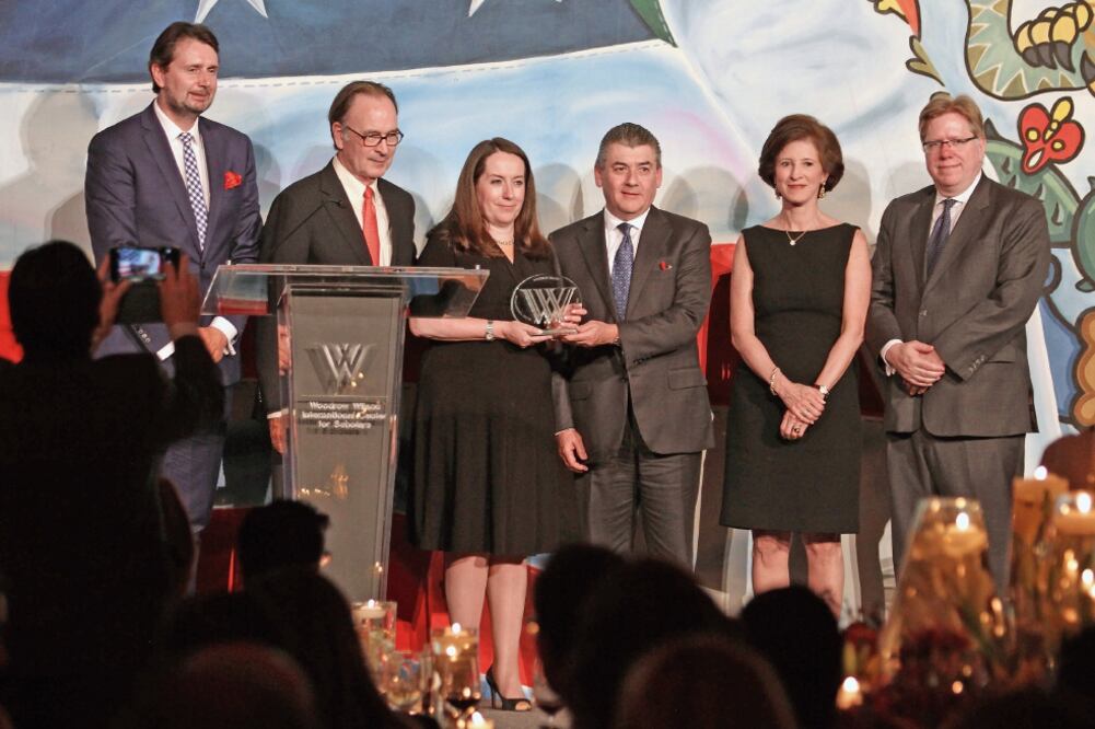 La hija de Fernando Solana, Eugenia (al centro), recibió el premio póstumo Woodrow Wilson en la categoría de Servicio Público (AGUSTÍN SALINAS. EL UNIVERSAL)