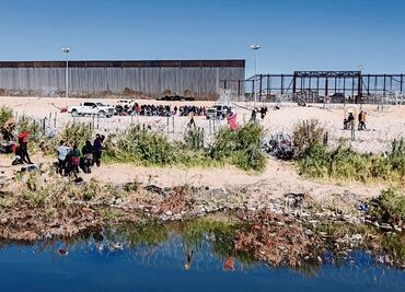 Esperan migrantes en la puerta 36 para cruzar a EU