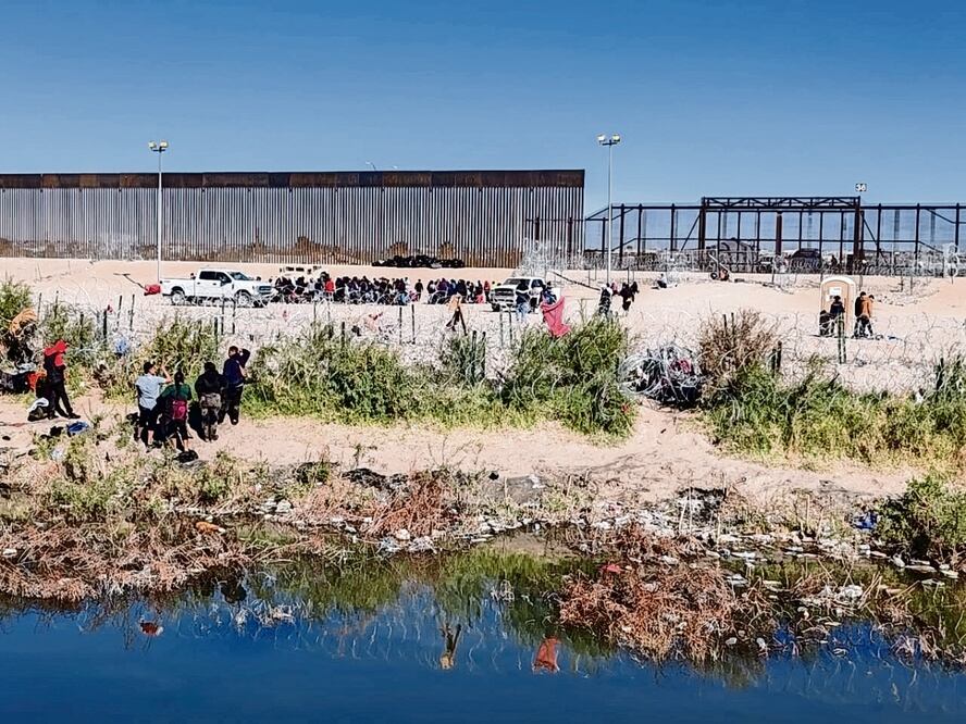 Decenas de migrantes esperan poder cruzar a Estados Unidos por la puerta 36 del muro fronterizo entre Ciudad Juárez, Chihuahua, y El Paso, Texas. Foto: Paola Gamboa | El Universal