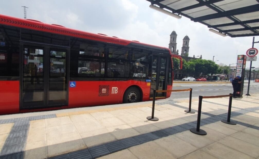 Metrobús estrena parabús en la estación Hidalgo de la Línea 4