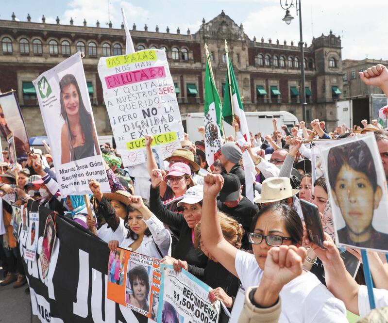 En el Zócalo capitalino, integrantes de la Caminata por la Paz lanzaron una enérgica crítica contra la estrategia de seguridad. FOTOS: DIEGO SIMÓN. EL UNIVERSAL