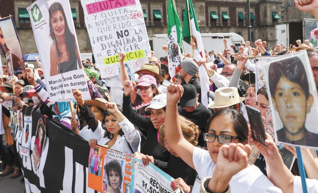 En el Zócalo capitalino, integrantes de la Caminata por la Paz lanzaron una enérgica crítica contra la estrategia de seguridad. FOTOS: DIEGO SIMÓN. EL UNIVERSAL