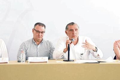 Pelean gobernador y ASEA por refinería