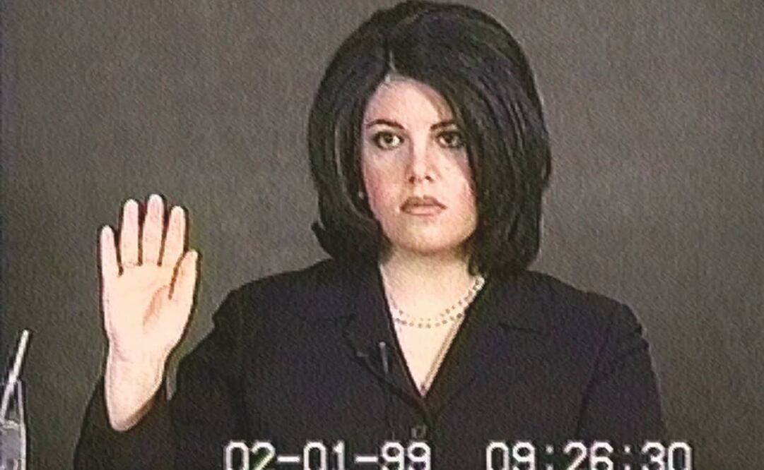 La exbecaria de la Casa Blanca Monica Lewinsky presta juramento para su declaración el 1 de febrero de 1999. Foto: Archivo/ AP