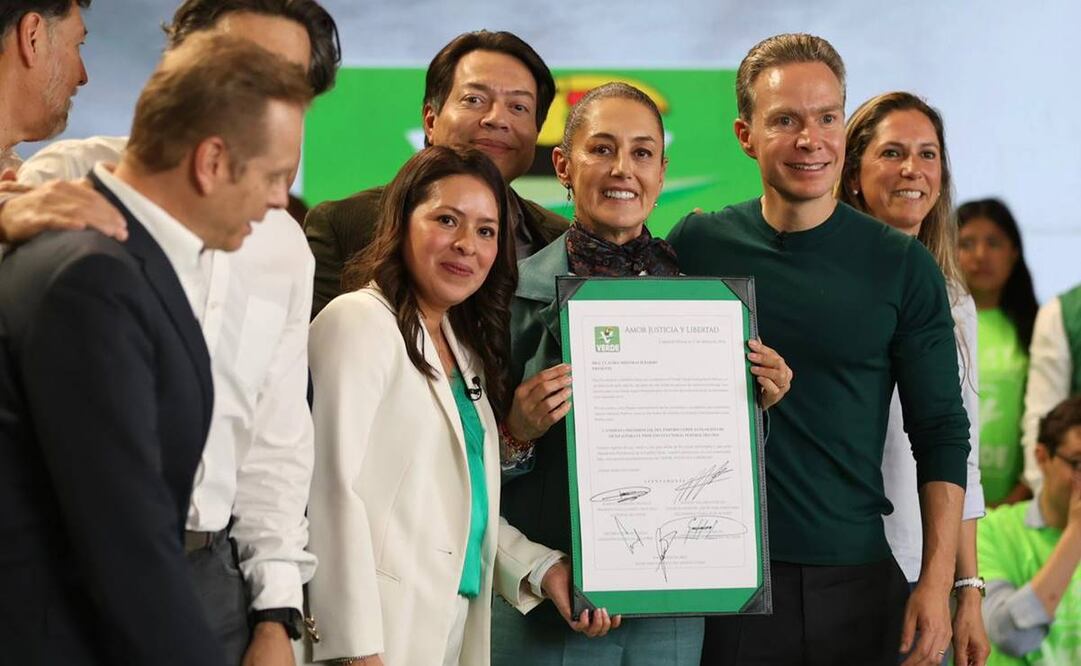 El exaspirante a la presidencia, Manuel Velasco, hizo entrega de la constancia a Sheinbaum. Foto: Berenice Fregoso. EL UNIVERSAL