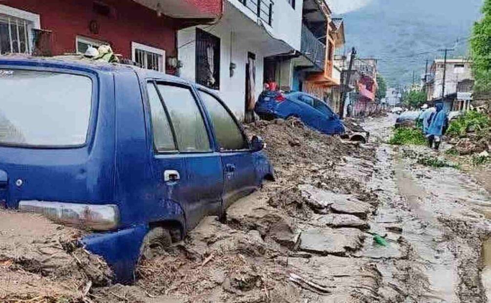 En Huehuetla, Hidalgo, autos, enseres domésticos y basura se acumulan bajo toneladas de lodo, mientras la desesperación aumenta ante la falta de ayuda. Foto: Especial