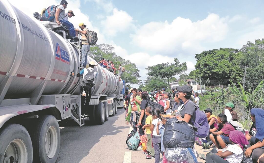 El primer grupo de migrantes arribó ayer al sur de Veracruz en tráileres, camionetas y algunos caminando. Se prevé que salgan pronto de esta entidad, ya que el gobernador Miguel Ángel Yunes les ofrece transporte. Foto: ROSELIA CHACA. EL UNIVERSAL