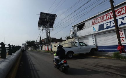 Cierran Paseo Tollocan por riesgo de colapso de espectacular en Toluca
