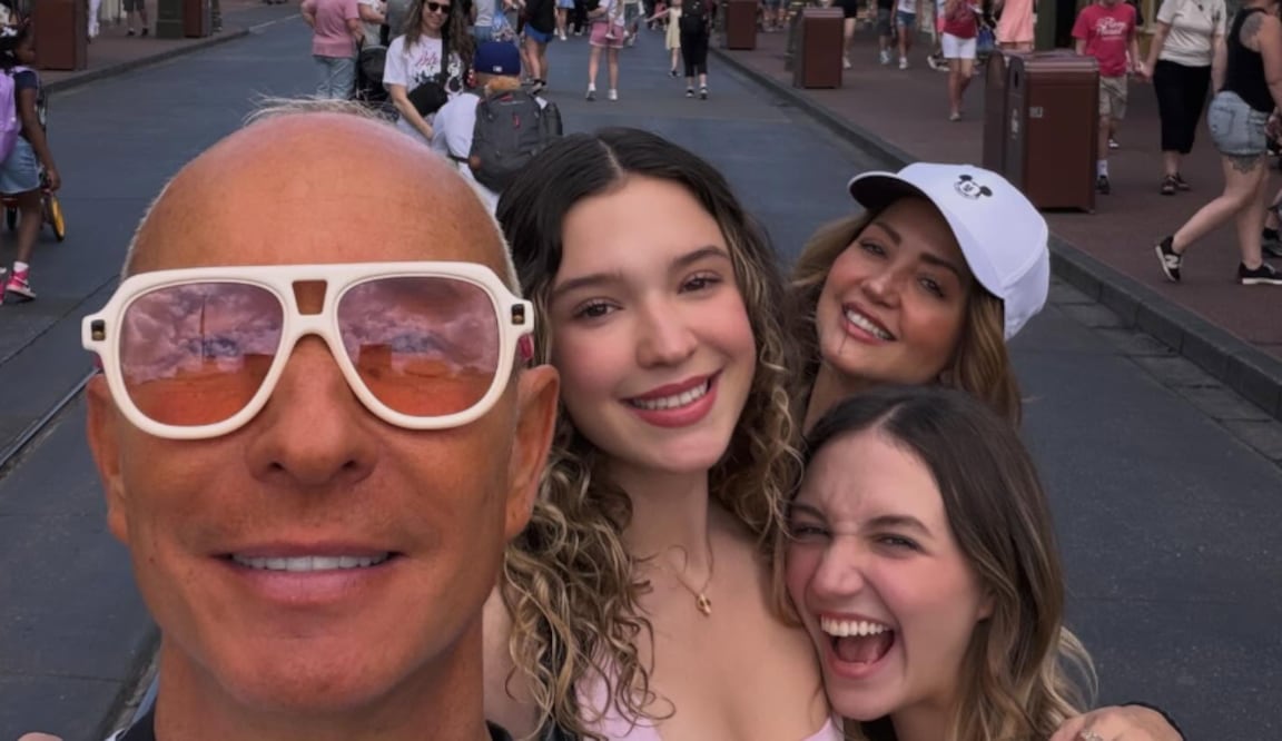 Erin Rubín y Andrea Legarreta, junto con sus hijas, Mía y Nina.
Foto: Instagram