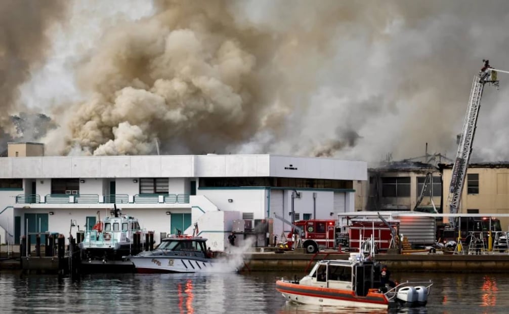 Los servicios de emergencia trabajan para extinguir un incendio en el campus de la Universidad del Sur de Florida el sábado 2 de mayo de 2026, en Saint Petersburg, Florida. Foto: AP