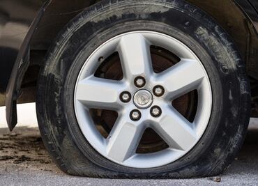 ¿Qué hacer si se te poncha una llanta? Soluciones fáciles y qué necesitas para cambiarla