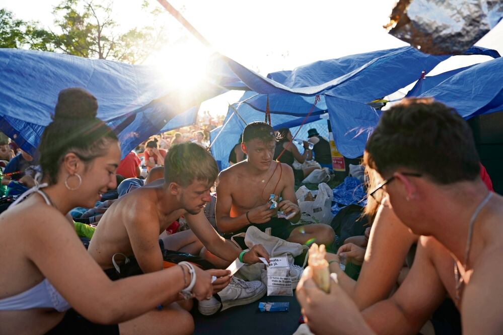 Jóvenes se reunieron en Lisboa para una vigilia con el papa Francisco. Foto: Ana Brigada | AP