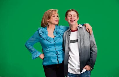 Madres reales reviven su papel en el set de “Vecinos”