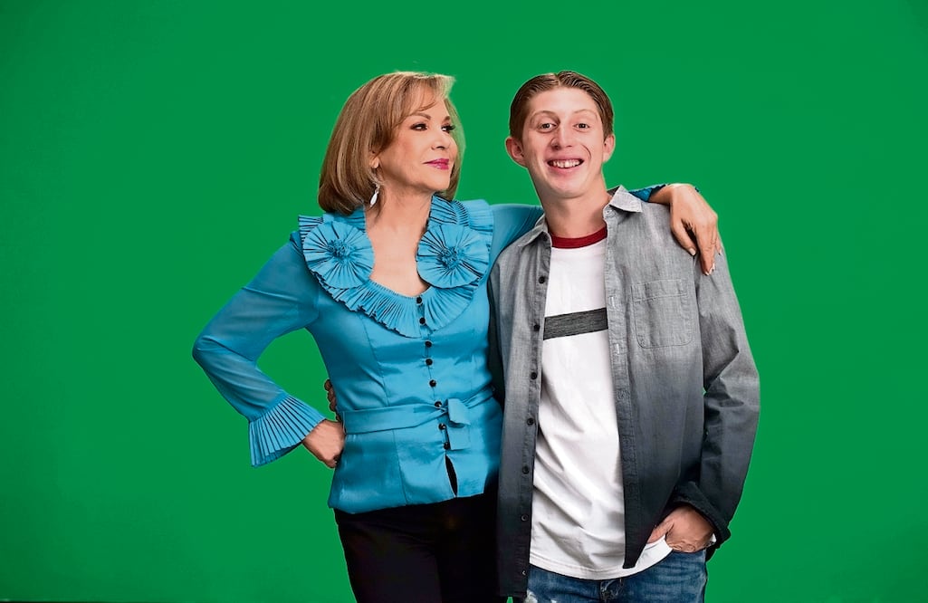 En la serie, la mamá de Benito (Espín), lo apoya para ir a Hollywood. Foto: Televisa