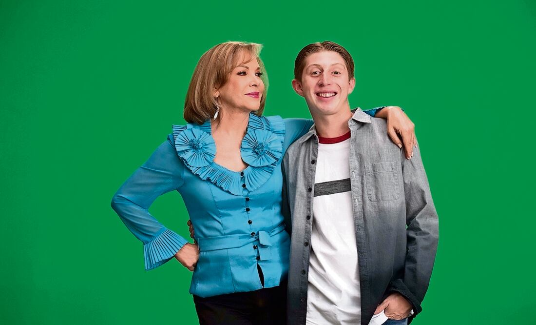 En la serie, la mamá de Benito (Espín), lo apoya para ir a Hollywood. Foto: Televisa
