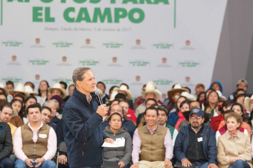 Impulso. Alfredo del Mazo entregó maquinaria y certificados de Proagro a campesinos. FOTO: CORTESÍA