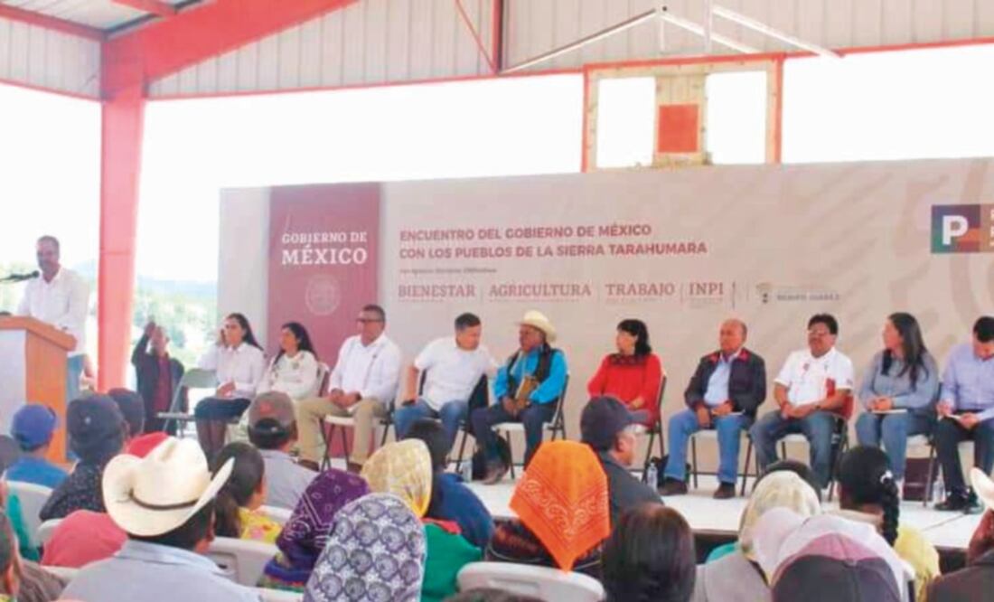Representantes de indígenas rarámuris y funcionarios federales se reunieron. Foto: IBETH MANCINAS. EL UNIVERSAL
