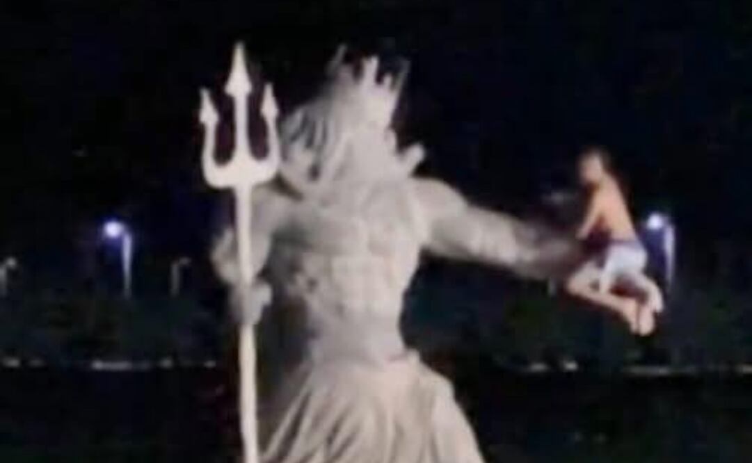 Detienen a hombre por escalar la estatua de Poseidón de Progreso, Yucatán (27/10/2025). Foto: Especial