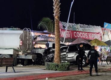 Pipa choca contra varios autos en malecón de La Paz, BCS; hay 3 personas heridas de gravedad