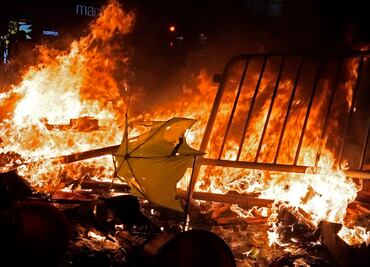 Chocan manifestantes y policías en protestas en Hong Kong